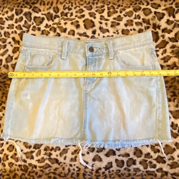 Old Navy denim women’s distressed cutoff miniskirt in pale fade wash. Size 8. - Picture 5 of 10